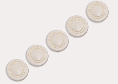 Фото ткани Пуговица круглая пластиковая, цвет - молочный