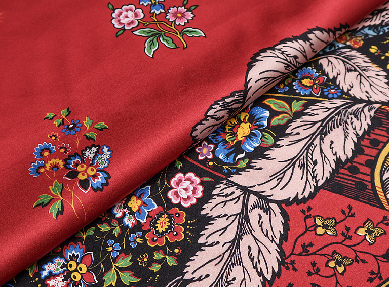 Фото ткани Атласный шелк (купон), цвет - красный