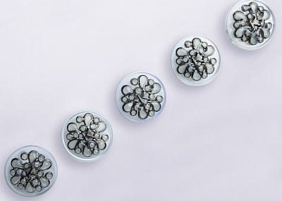 Фото ткани Пуговица круглая прозрачная с рельефом, цвет - белый и металлик