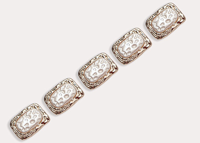 Фото ткани Пуговица прямоугольная (металл), цвет - золотой и жемчужный