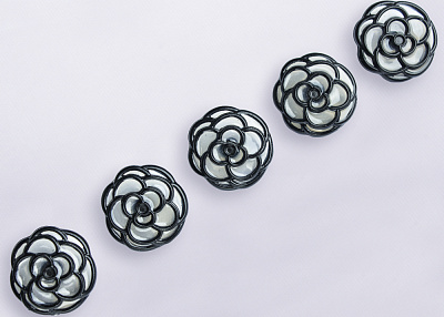 Фото ткани Пуговица-цветок прозрачная с черным контуром, цвет - белый и черный
