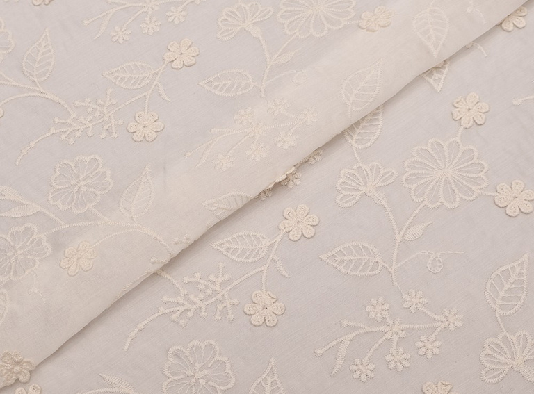 Фото ткани Батист с объемной вышивкой, цвет - слоновая кость