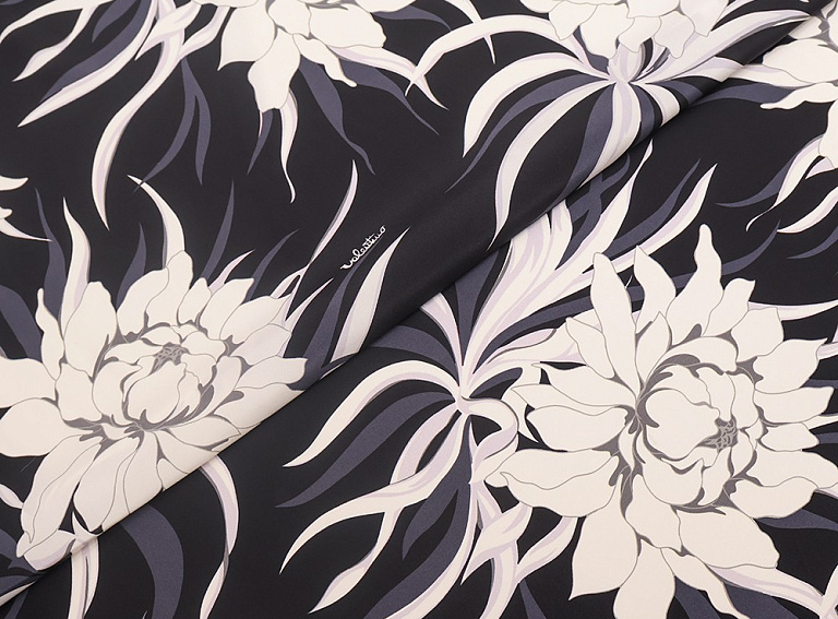 Фото ткани Натуральный шелк тип Valentino с цветами, цвет - черный
