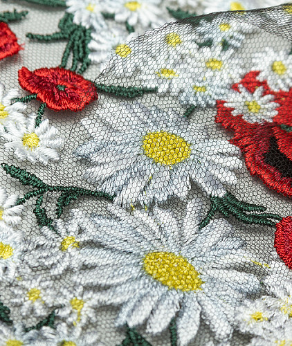 Кружево с рисунком тип Dolce&Gabbana, цвет - красный, зеленый, маки, ромашки. Изображение 2