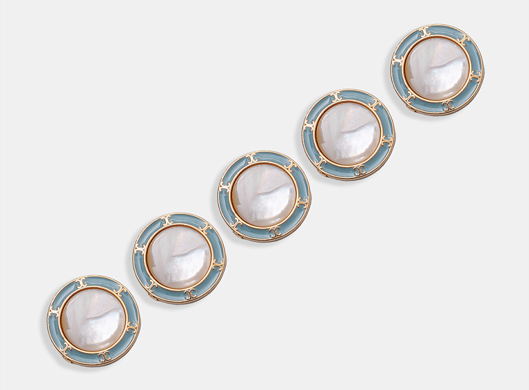 Фото ткани Пуговица круглая металлическая, цвет - голубой и молочный