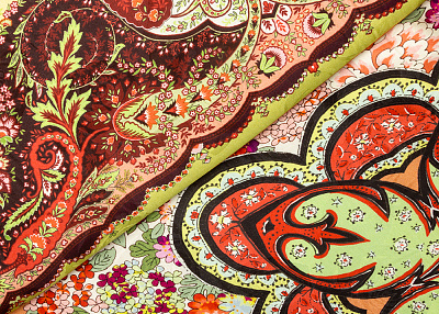 Фото ткани Натуральный шелк тип Etro (купон), цвет - красный, зеленый, бордовый, цветы, пейсли