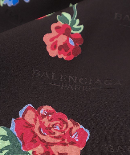 Натуральный шелк тип Balenciaga с рисунком, цвет - черный и цветы. Изображение 4