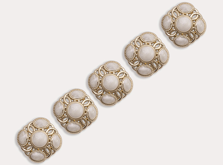 Фото ткани Пуговица квадратная, цвет - золотой и жемчужный