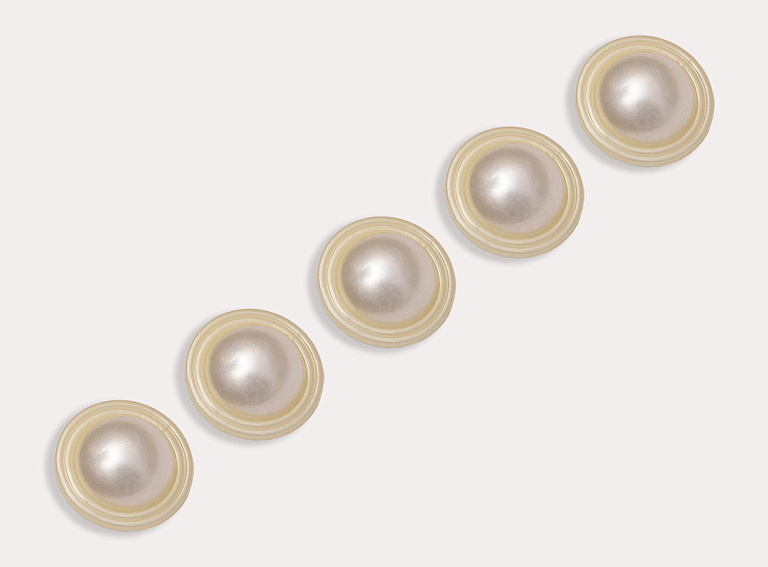 Фото ткани Пуговица круглая, цвет - жемчужный