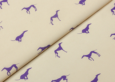 Фото ткани Натуральный шелк с рисунком, цвет - бежевый, фиолетовый, собаки