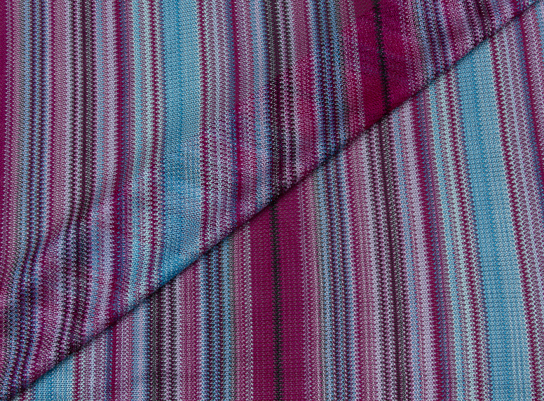 Фото ткани Трикотажный плед с бахромой в полоску, цвет - голубой, фуксия, полоска