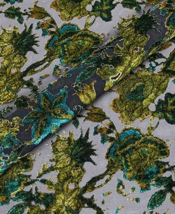 Ткань деворе тип Etro с рисунком, цвет - зеленый и цветы. Изображение 1