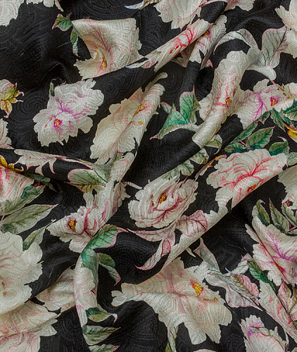 Жаккард тип Dolce&Gabbana с цветами, цвет - черный, розовый, зеленый. Изображение 3