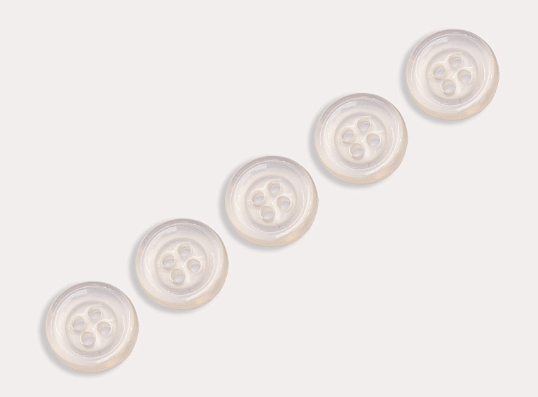 Фото ткани Пуговица круглая (пластик), цвет - молочный