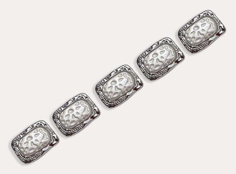 Фото ткани Пуговица прямоугольная (металл), цвет - серебро и жемчужный