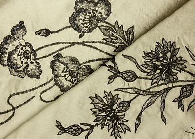 Фото ткани Натуральный шелк с вышивкой, цвет - светлый хаки, черный, цветы