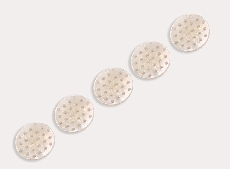 Фото ткани Пуговица круглая (пластик), цвет - жемчужный