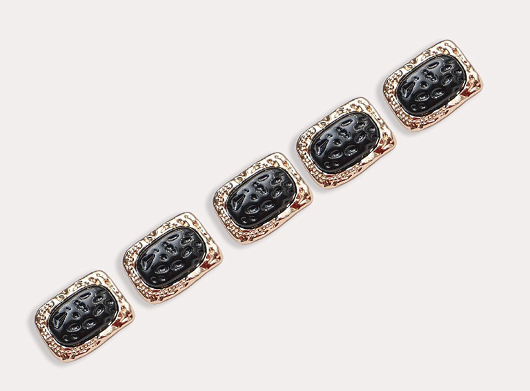 Фото ткани Пуговица прямоугольная (металл), цвет - черный и золотой