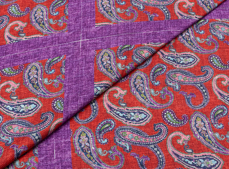 Фото ткани Натуральный шелк тип Etro с рисунком (купон), цвет - фиолетовый, синий, красный, пейсли