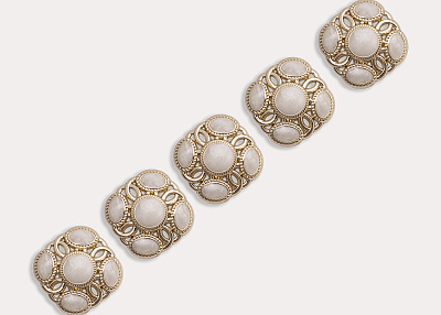 Фото ткани Пуговица квадратная, цвет - золотой и жемчужный