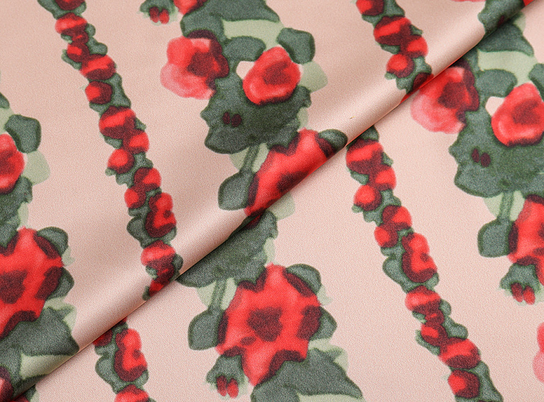 Фото ткани Натуральный шелк тип Valentino с красными цветами, цвет - пудра