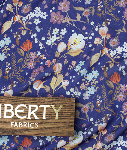 Натуральный шелк-шифон Liberty с цветами, цвет - синий. Изображение 3