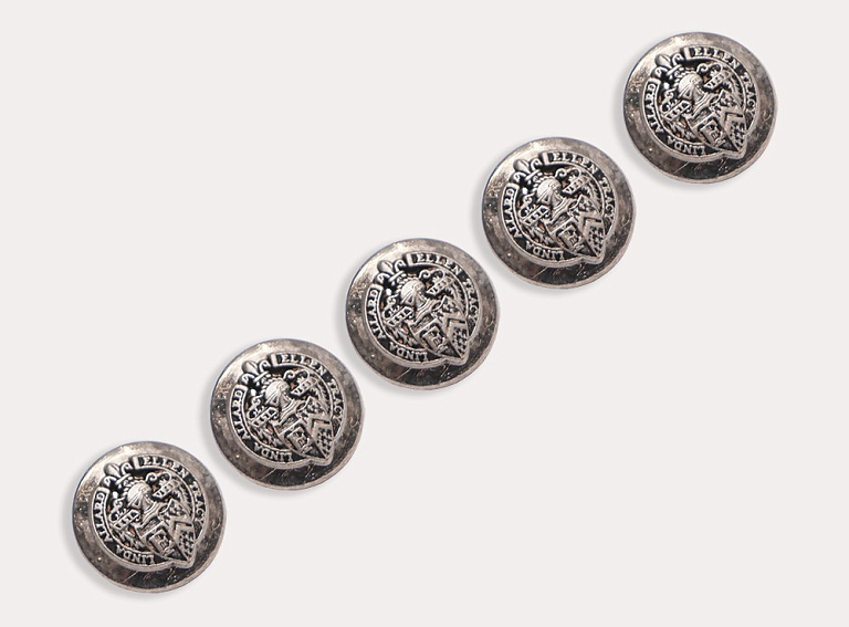 Фото ткани Пуговица круглая с гербом (металл), цвет - серебро