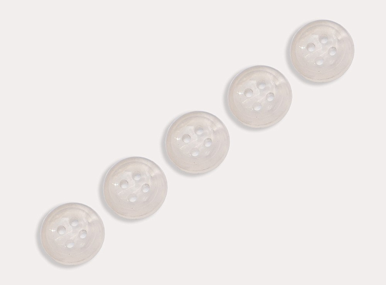 Фото ткани Пуговица круглая (пластик), цвет - молочный