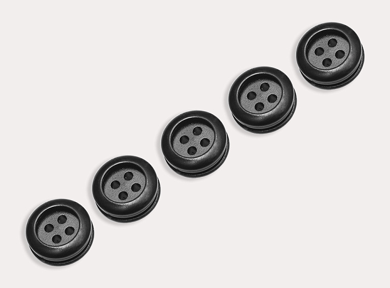 Фото ткани Пуговица круглая (пластик), цвет - черный