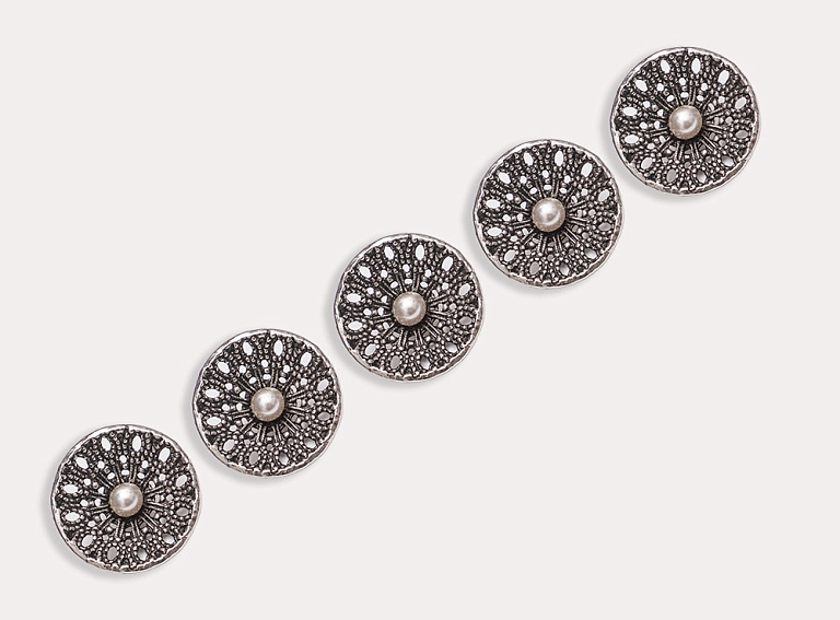 Фото ткани Пуговица круглая с жемчужиной (металл), цвет - серебро