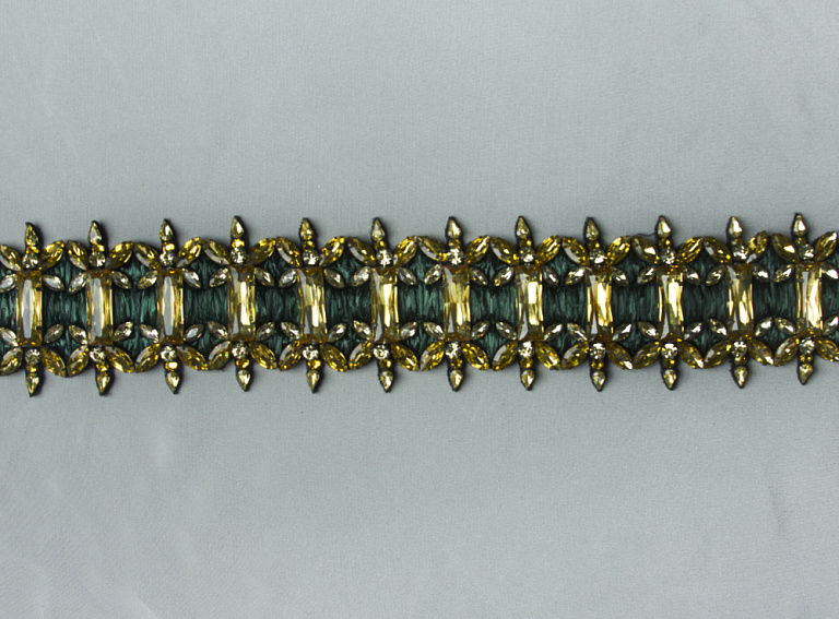 Фото ткани Тесьма с крупными стразами, цвет - изумрудный и желтый