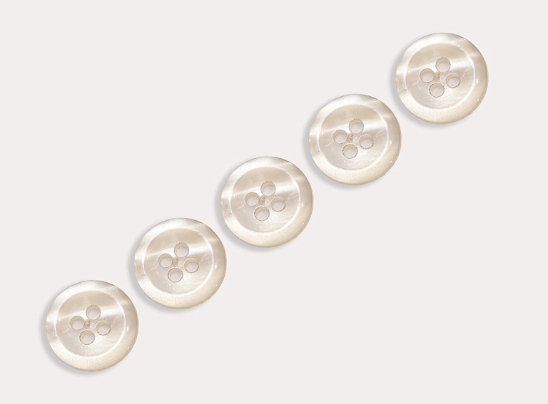 Фото ткани Пуговица круглая (пластик), цвет - молочный
