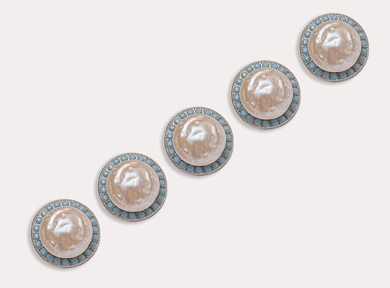 Фото ткани Пуговица круглая с жемчужиной, цвет - голубой, серебро, жемчужный