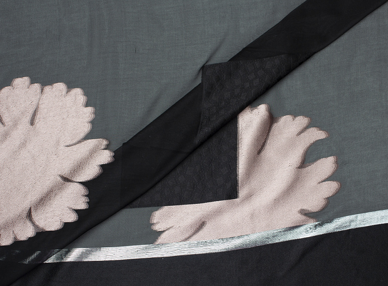 Фото ткани Шифон тип Alexander McQueen (купон), цвет - черный, светло-розовый, цветы