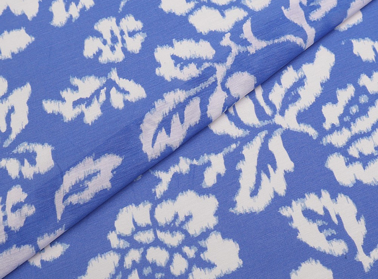 Фото ткани Хлопковый батист с цветами, цвет - синий с молочным