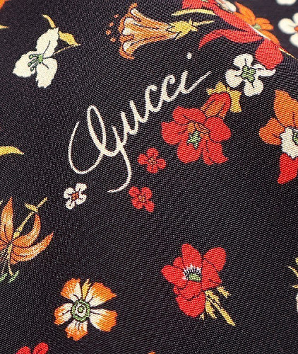 Натуральный шелк тип Gucci с цветами, цвет - черный. Изображение 4