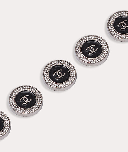 Пуговица тип Chanel со стразами, цвет - черный и серебро. Изображение 1