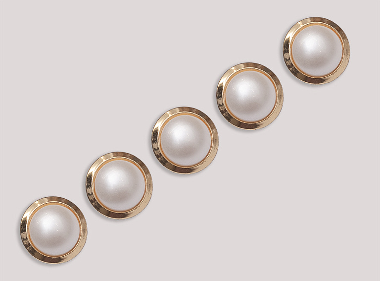 Фото ткани Пуговица круглая, цвет - золотой и молочный