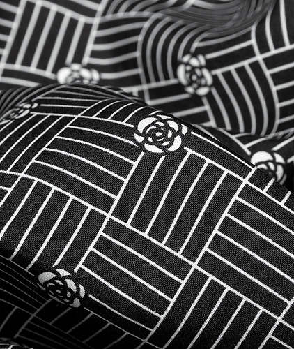 Твиловый шелк тип Chanel, цвет - черный, белый, цветы, рисунок. Изображение 4
