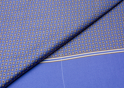 Фото ткани Твиловый шелк с рисунком (купон), цвет - синий, коричневый, молочный, пейсли