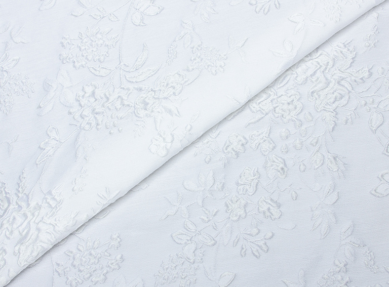 Фото ткани Ткань матлассе, цвет - белый, цветы