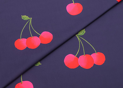 Фото ткани Хлопковая ткань с вишнями, цвет - синий