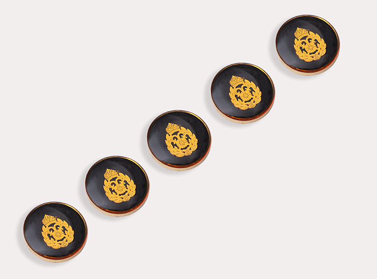 Фото ткани Пуговица круглая металлическая с гербом, цвет - черный и золотой