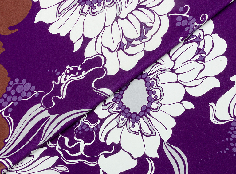 Фото ткани Натуральный шелк тип Valentino (купон), цвет - фиолетовый, коричневый, молочный, цветы
