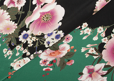 Фото ткани Натуральный шелк тип Max Mara, цвет - розовый, зеленый, черный, цветы (КУПОН)