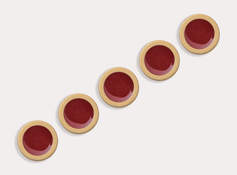 Фото ткани Пуговица круглая, цвет - бордовый и золотой