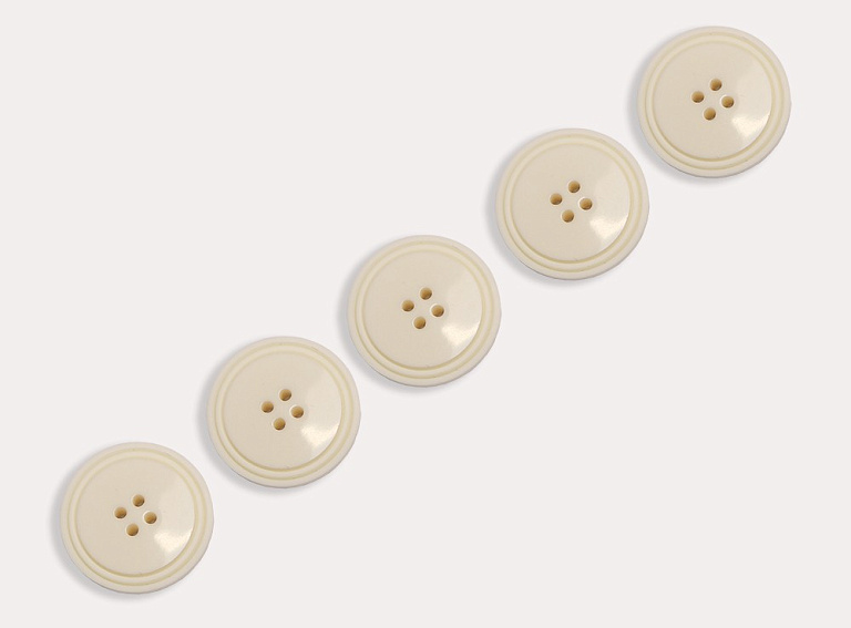 Фото ткани Пуговица круглая (пластик), цвет - молочный