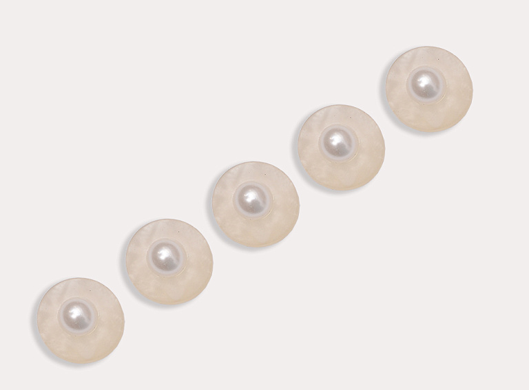 Фото ткани Пуговица круглая, цвет - молочный