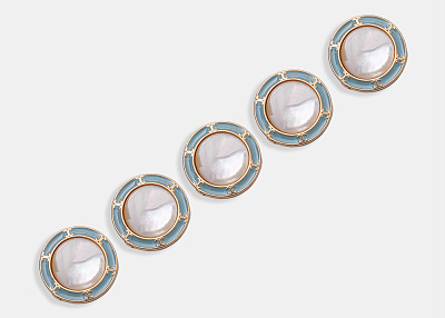 Фото ткани Пуговица круглая металлическая, цвет - голубой и молочный