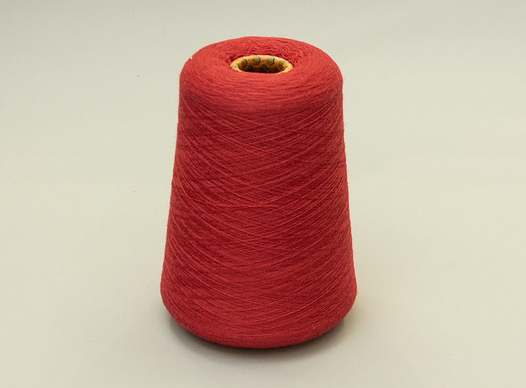 Фото ткани Пряжа кашемир с шелком тип Filatura di Trivero (100гр), цвет - красный